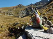 22 bandierine tibetane con vista in Pizzo Zerna 